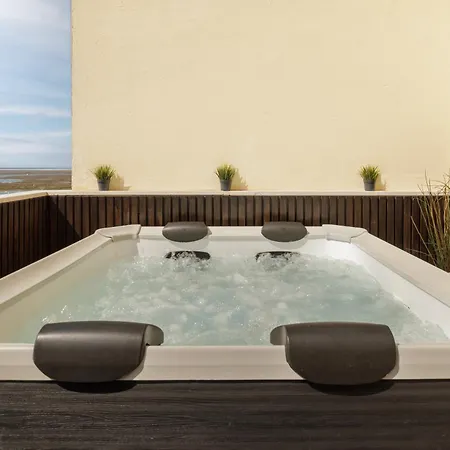 Top-floor 2br, Sea And Views & Jacuzzi *