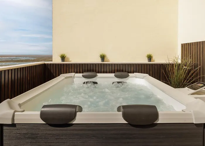 Top-floor 2br, Sea And Views & Jacuzzi *